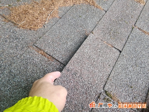 茅野市蓼科高原別荘アスファルトシングル屋根現地調査　手で簡単に持ち上がってしまう屋根材